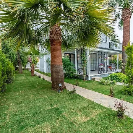 ヴィラ Palmiye Jakuzili Bahceli Havuzlu - Ocekhomes *