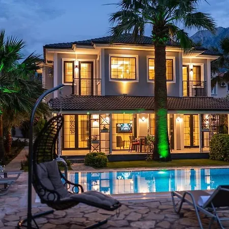 Palmiye Jakuzili Bahceli Havuzlu - Ocekhomes ヴィラ フェティエ