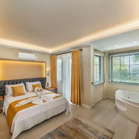 Palmiye Jakuzili Bahceli Havuzlu - Ocekhomes ヴィラ *